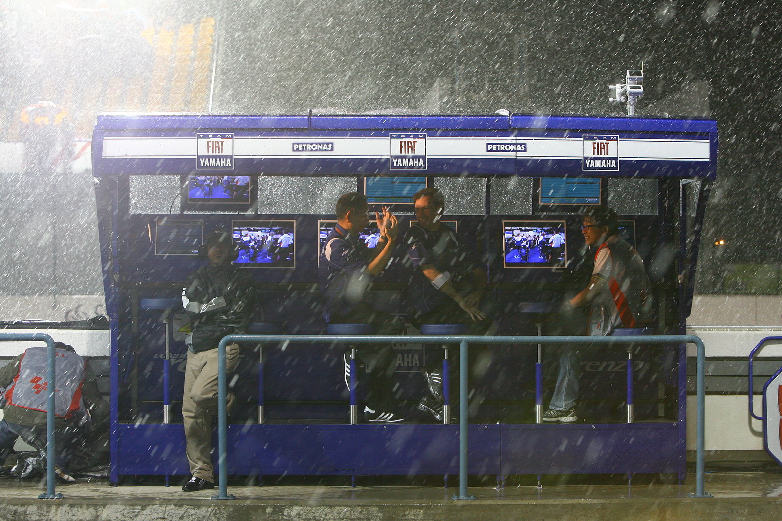 Furuzawa and Jarvis during the rain, Qatar MotoGP 2009