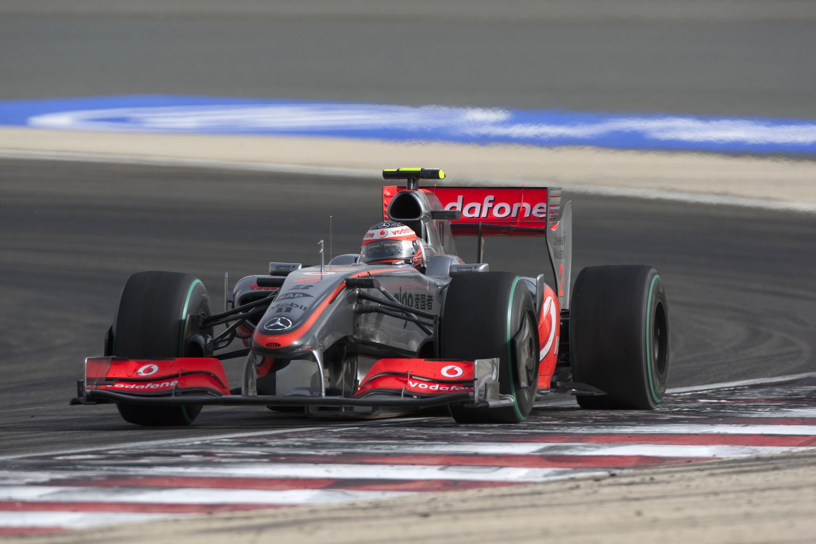 Heikki Kovalainen (FIN) McLaren MP4-24, Robert Kubica (POL) BMW Sauber F1.09, Bahrain F1 Grand Prix,