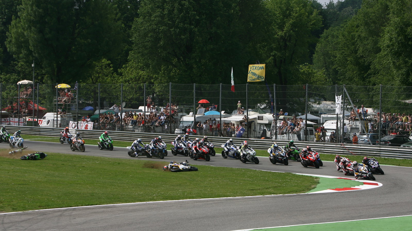 Neukirchner, Roberts, Hill, Corser, Tamada, Start of crash, Monza WSBK Race 1 2009