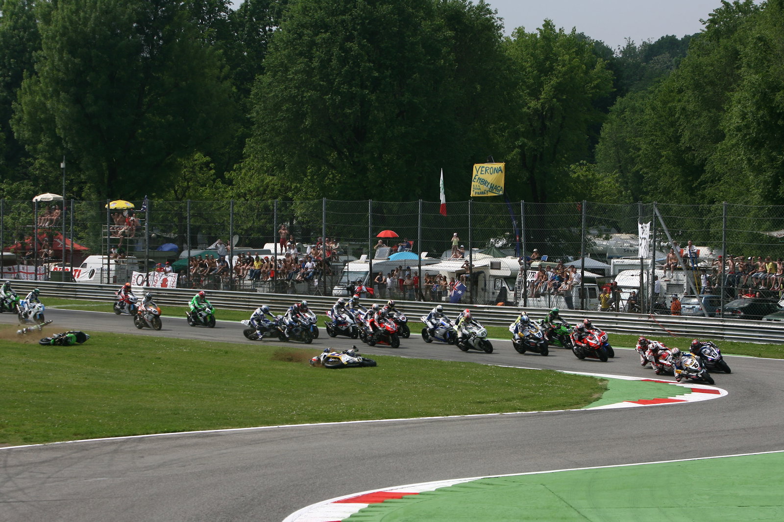 Neukirchner, Roberts, Hill, Corser, Tamada, Start of crash, Monza WSBK Race 1 2009