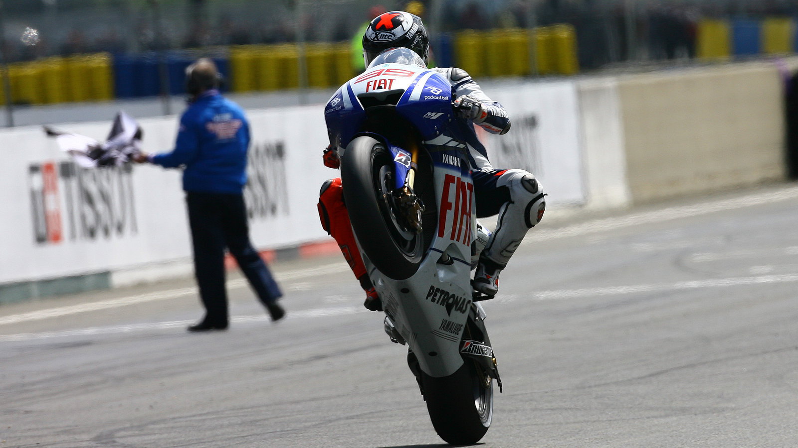 Lorenzo takes chequered flag, French MotoGP 2009