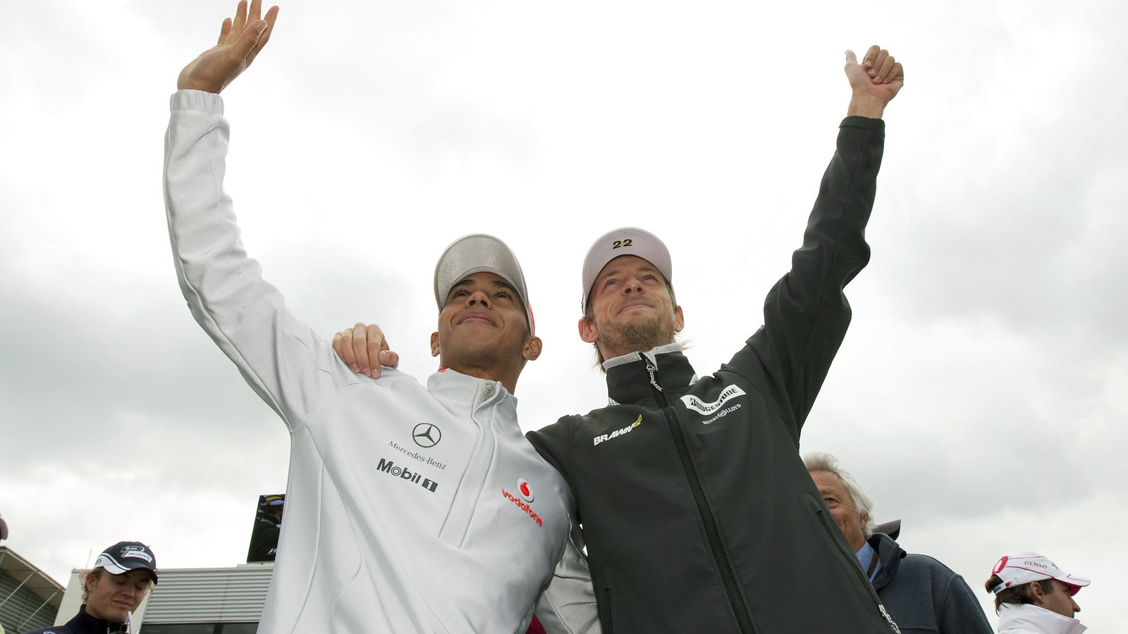 Lewis Hamilton (GBR) McLaren MP4-24, Jenson Button (GBR) Brawn BGP001, British F1, Silverstone, 19th