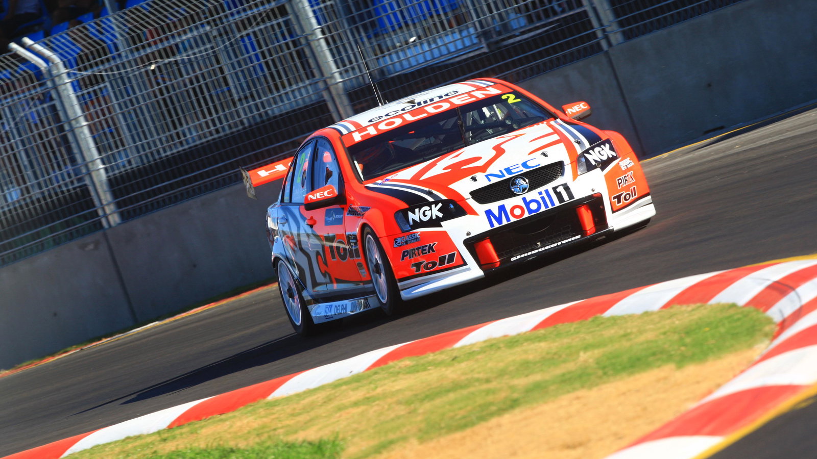 Garth Tander, (aust) Toll HRT Commodore
Races 11 & 12 V8 Supercars
The Dunlop Townsville 400