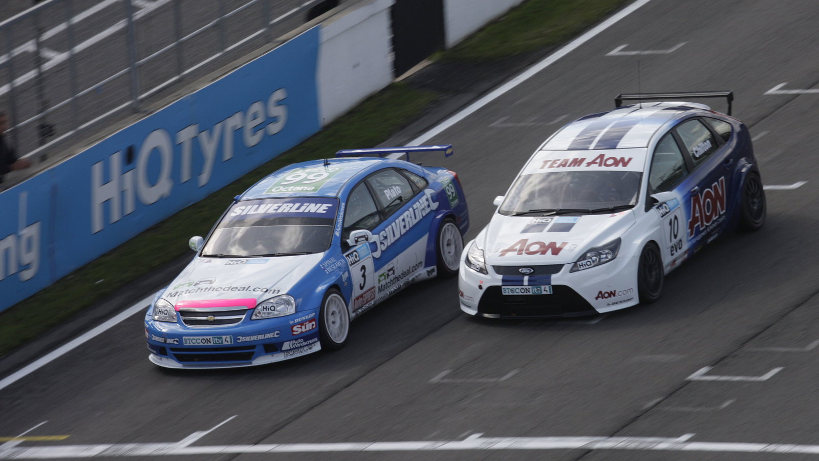 Jason Plato (GBR) - RML Chevrolet Lacetti just pips Tom Chilton (GBR) - Team Aon Ford Focus ST in ra
