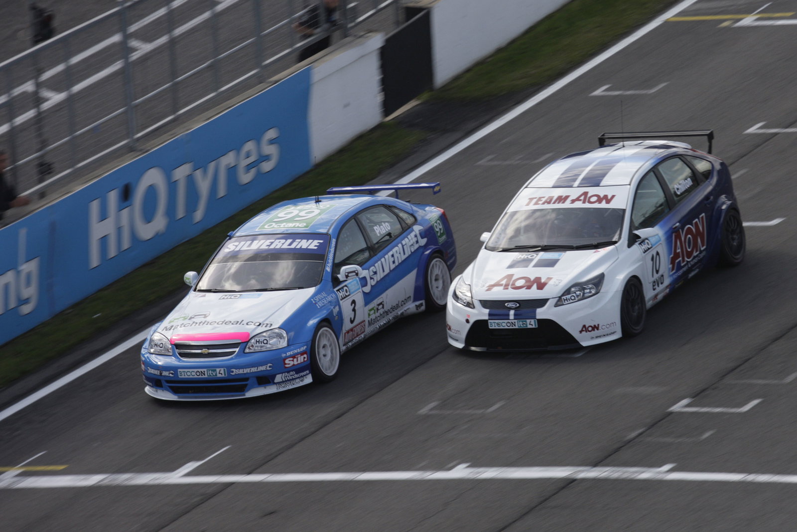 Jason Plato (GBR) - RML Chevrolet Lacetti just pips Tom Chilton (GBR) - Team Aon Ford Focus ST in ra