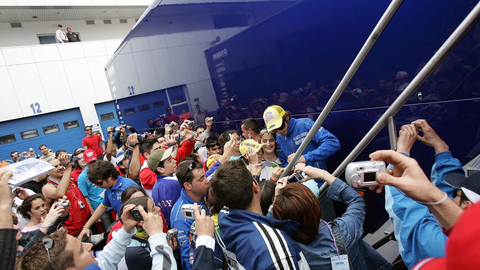 Rossi with fans, Jerez IRTA MotoGP Test March 2005