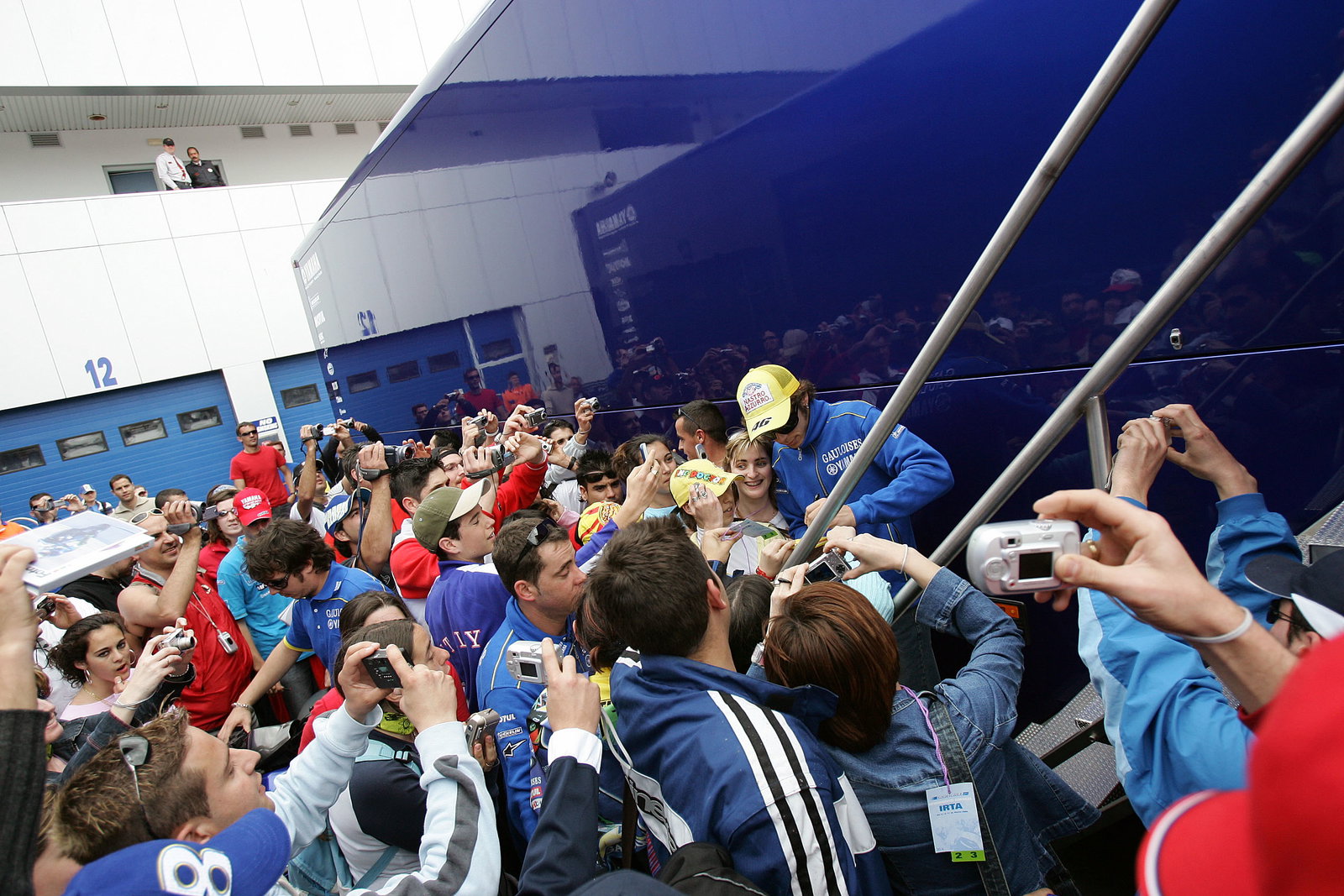 Rossi with fans, Jerez IRTA MotoGP Test March 2005