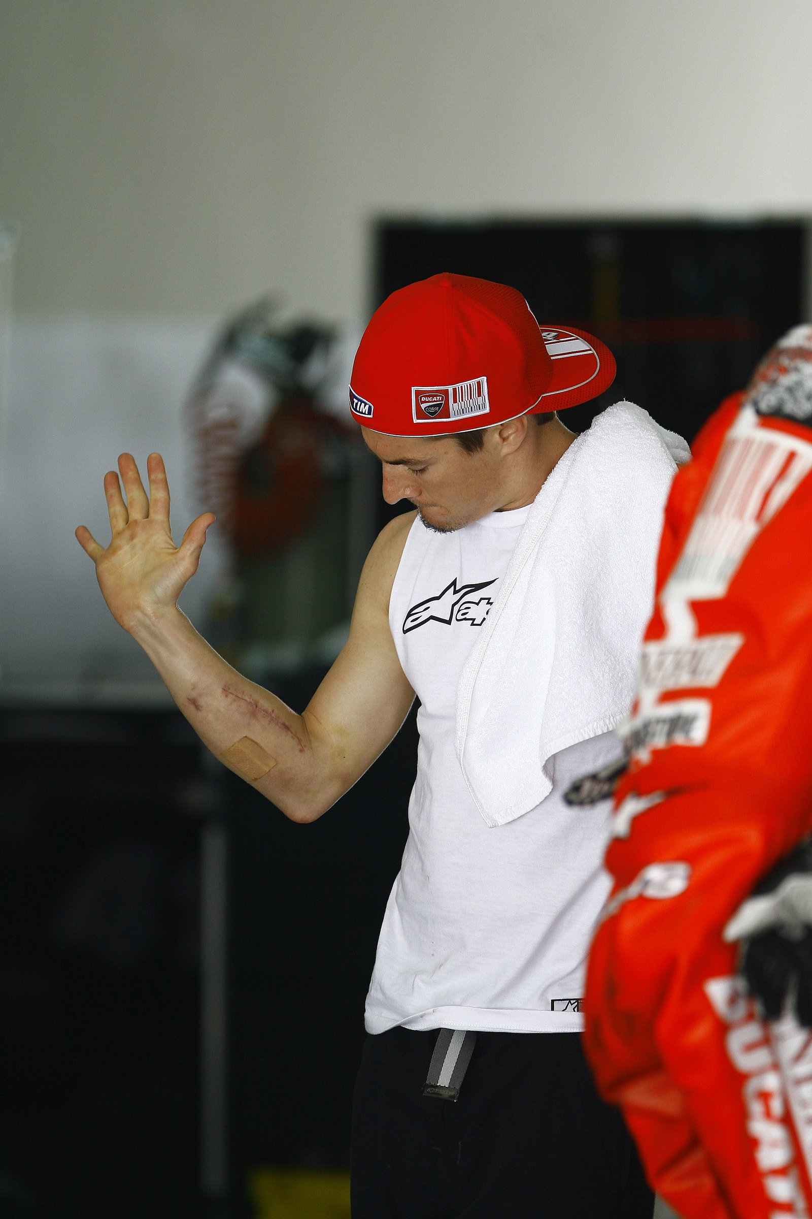 Hayden with post-operation scars, Sepang MotoGP tests, 25-26th February 2010