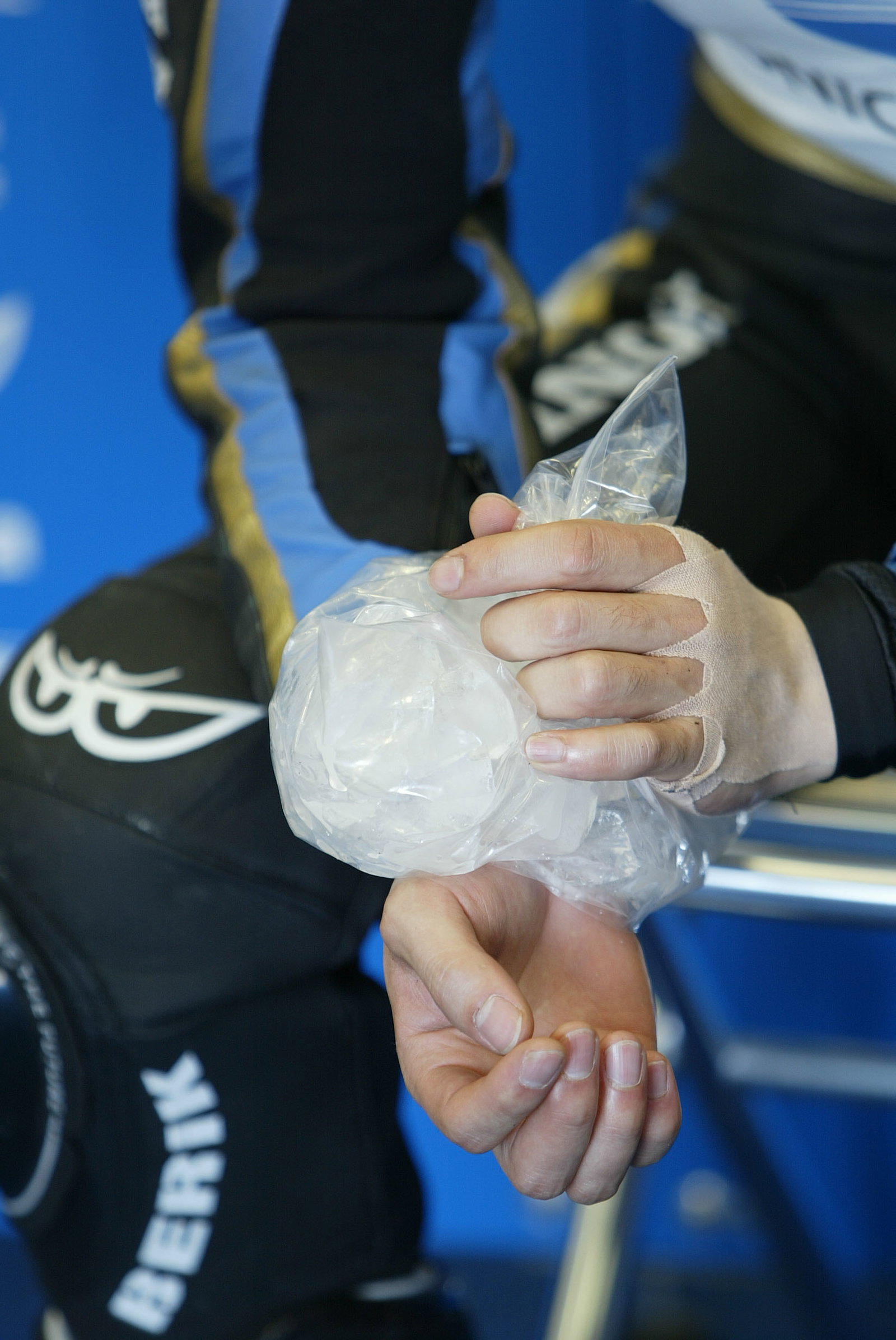 Tamada putting ice on his injured wrist, Portuguese MotoGP 2005