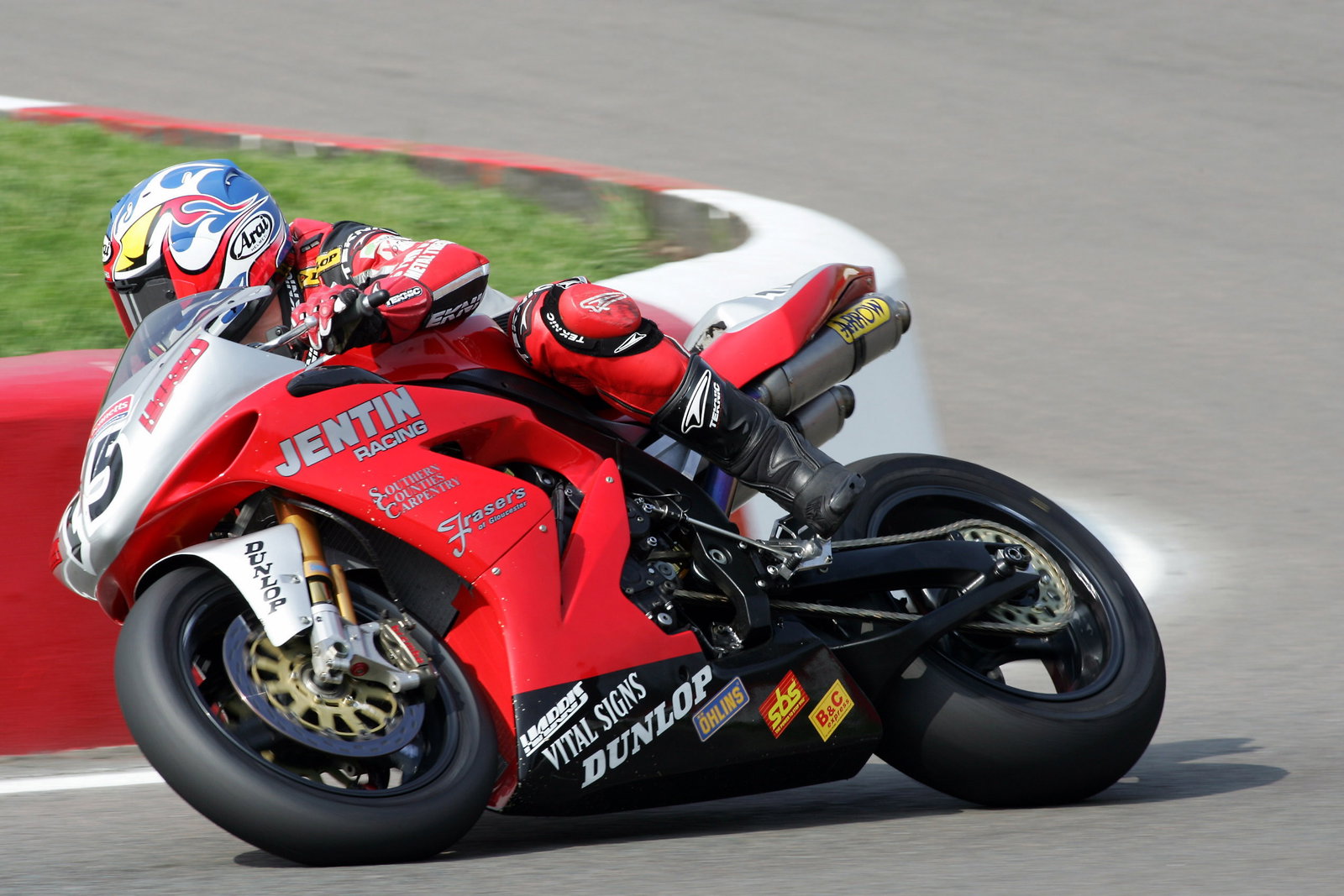22.4.05British Superbike Championship. Round 3, Mallory Park, Leicestershire.Dean Ellison, Jentin Ra