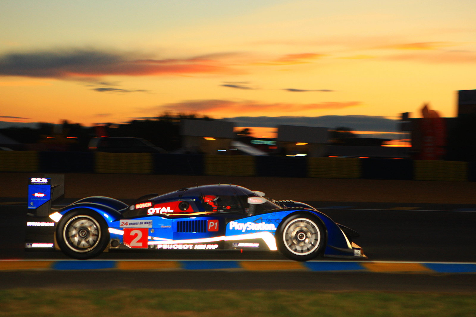 Nicolas Minassian (Fra), Stepahane Sarrazin (Fra), Franck Montagny (Fra) #2 Team Peugeot Total, Peug