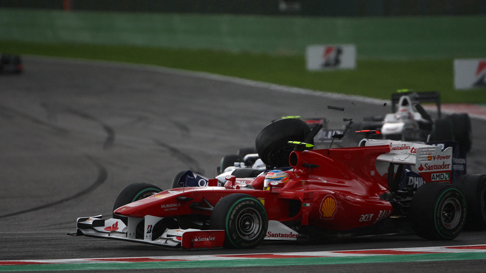 Race, Fernando Alonso (ESP), Scuderia Ferrari, F10 and Rubens Barrichello (BRA), Williams, FW32 cras