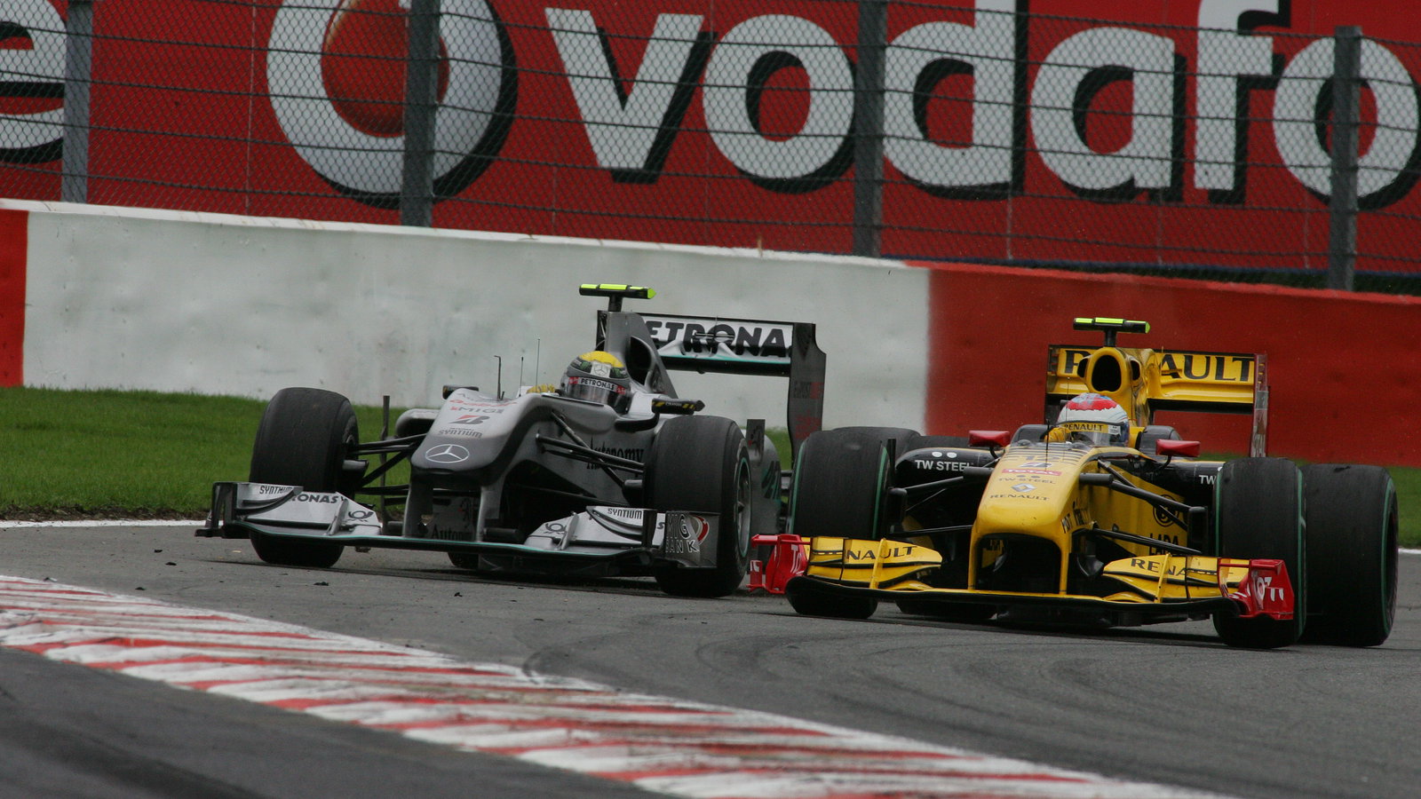Race, Nico Rosberg (GER), Mercedes GP F1 Team, MGP W01 and Vitaly Petrov (RUS), Renault F1 Team, R30