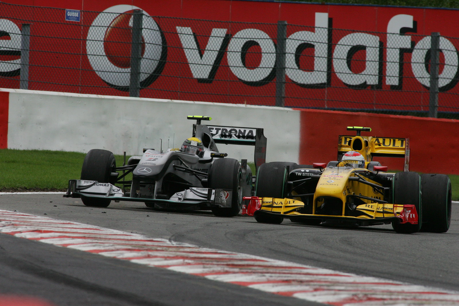 Race, Nico Rosberg (GER), Mercedes GP F1 Team, MGP W01 and Vitaly Petrov (RUS), Renault F1 Team, R30