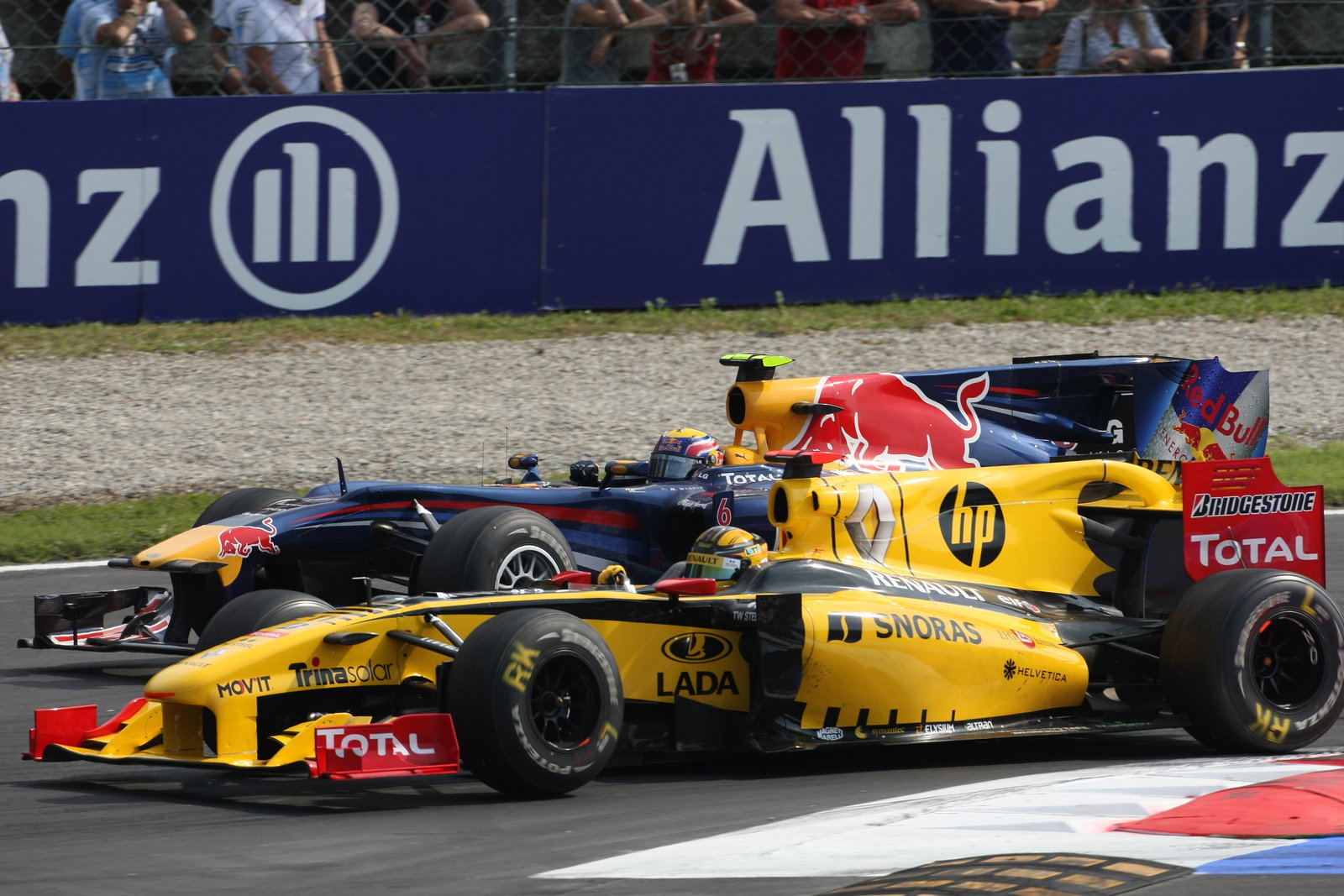 Race, Robert Kubica (POL), Renault F1 Team, R30 and Mark Webber (AUS), Red Bull Racing, RB6