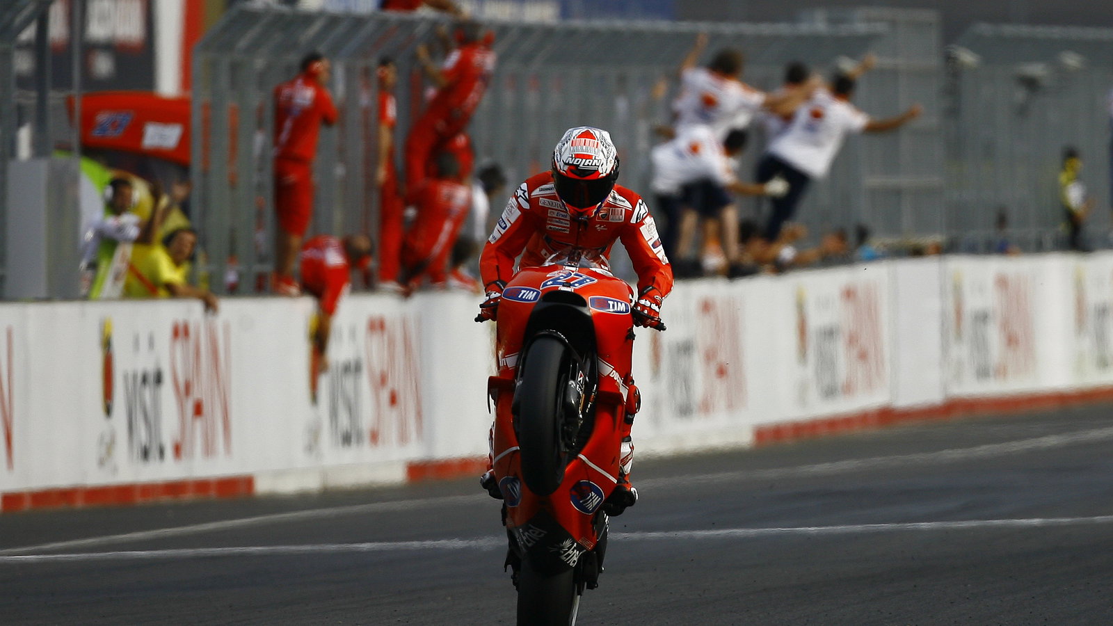 Stoner wheelies to chequered flag, Japanese MotoGP 2010