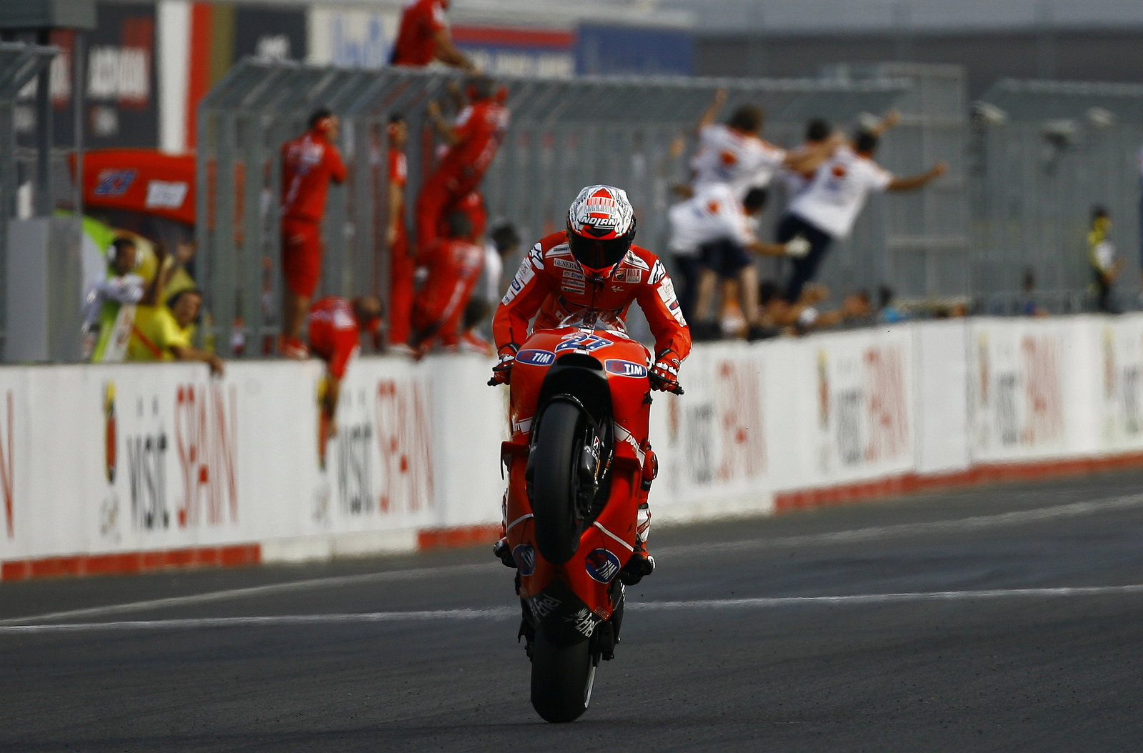 Stoner wheelies to chequered flag, Japanese MotoGP 2010