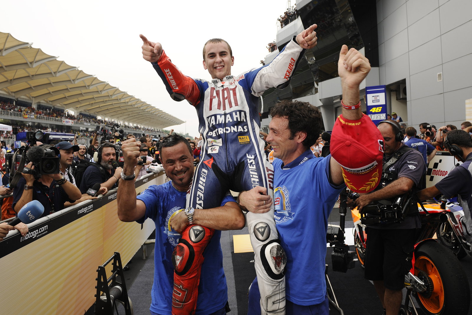 Lorenzo celebrates with team, Malaysian MotoGP 2010