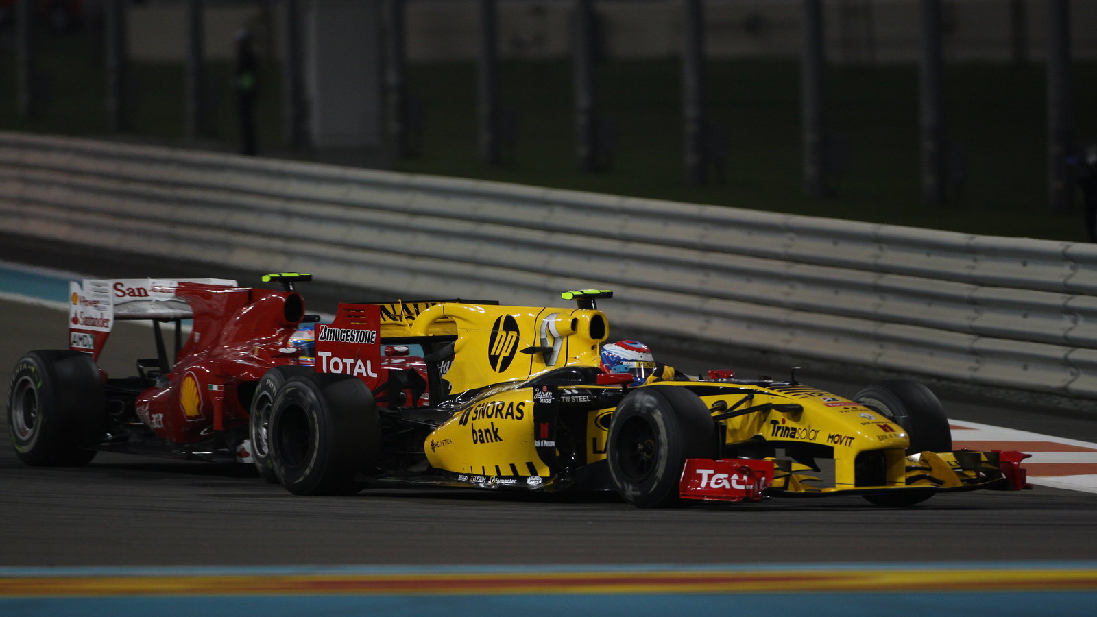 Race, Vitaly Petrov (RUS), Renault F1 Team, R30 and Fernando Alonso (ESP), Scuderia Ferrari, F10