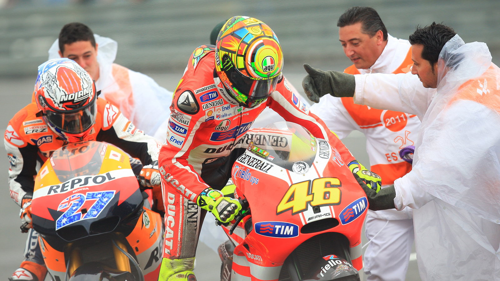 Stoner and Rossi after crash, Spanish MotoGP 2011