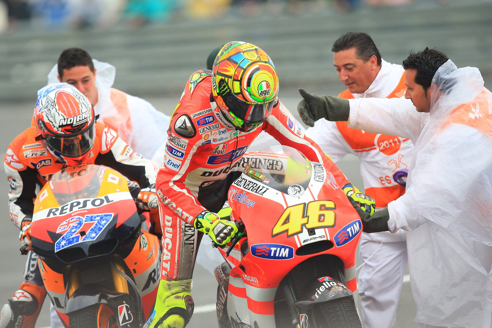 Stoner and Rossi after crash, Spanish MotoGP 2011
