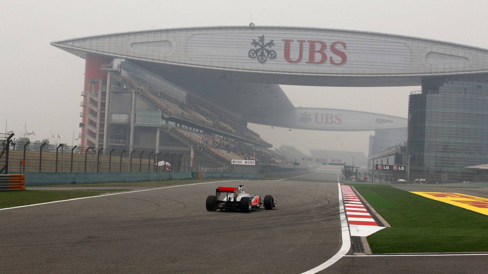 15.04.2011- Friday Practice 1, Lewis Hamilton (GBR), McLaren Mercedes, MP4-26