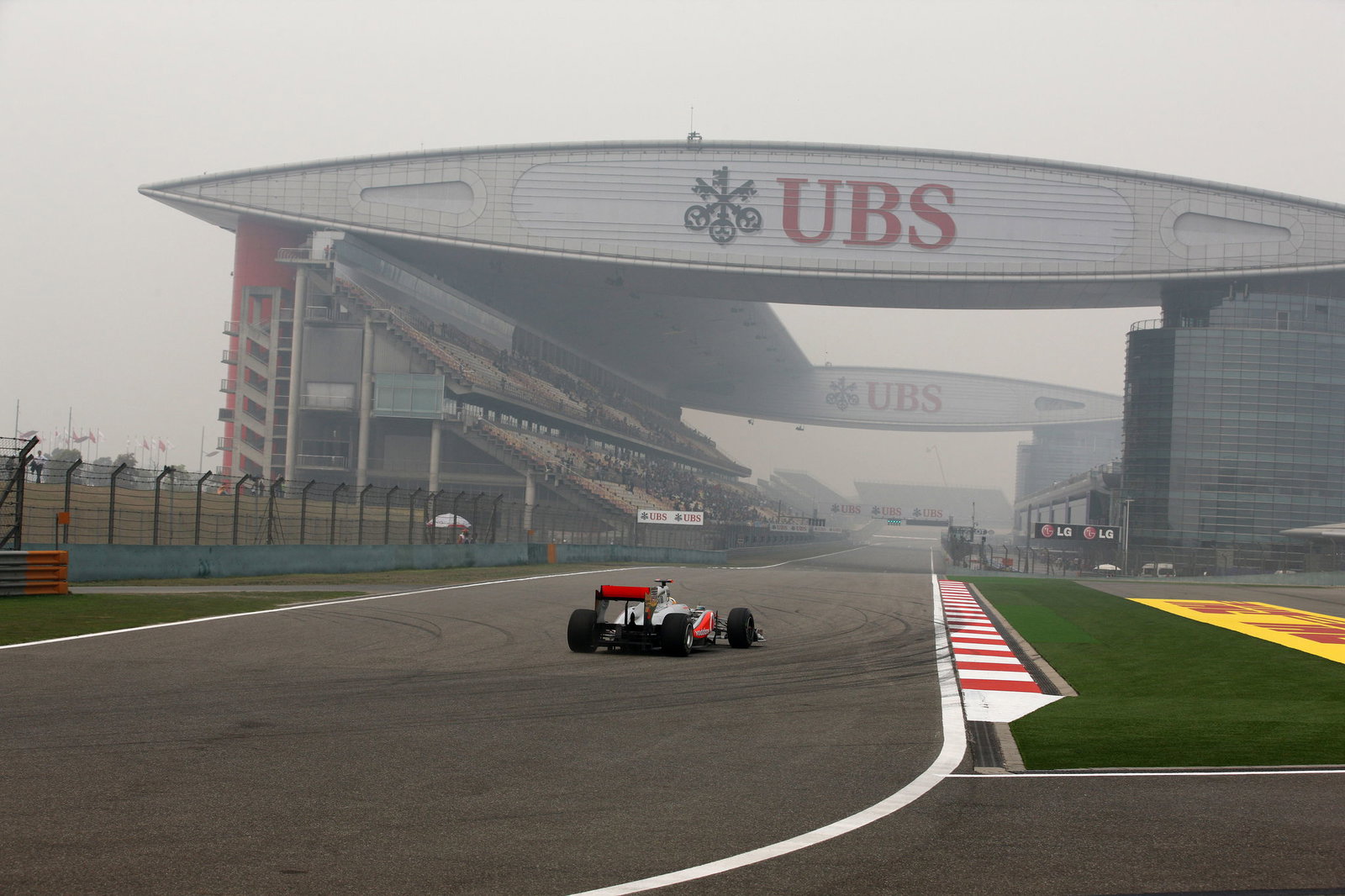 15.04.2011- Friday Practice 1, Lewis Hamilton (GBR), McLaren Mercedes, MP4-26