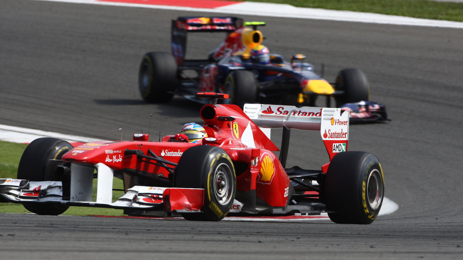 08.05.2011- Race, Fernando Alonso (ESP), Scuderia Ferrari, F-150 Italia leads Mark Webber (AUS), Red
