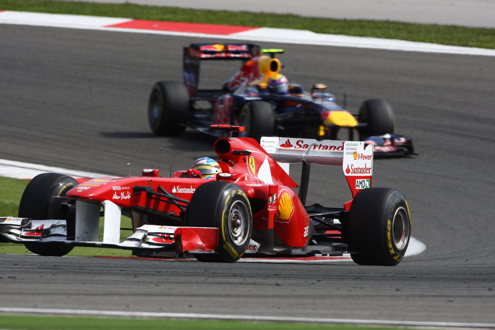 08.05.2011- Race, Fernando Alonso (ESP), Scuderia Ferrari, F-150 Italia leads Mark Webber (AUS), Red