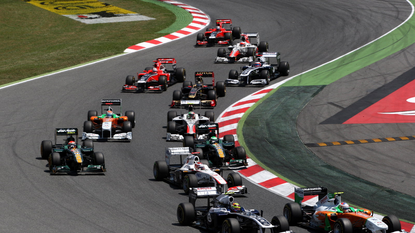 22.05.2011- Race, Start, Pastor Maldonado (VEN), Williams FW33 and Paul di Resta (GBR) Force India V