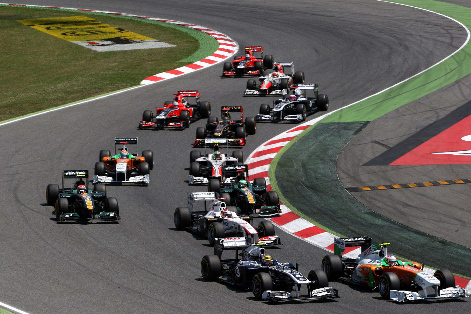 22.05.2011- Race, Start, Pastor Maldonado (VEN), Williams FW33 and Paul di Resta (GBR) Force India V