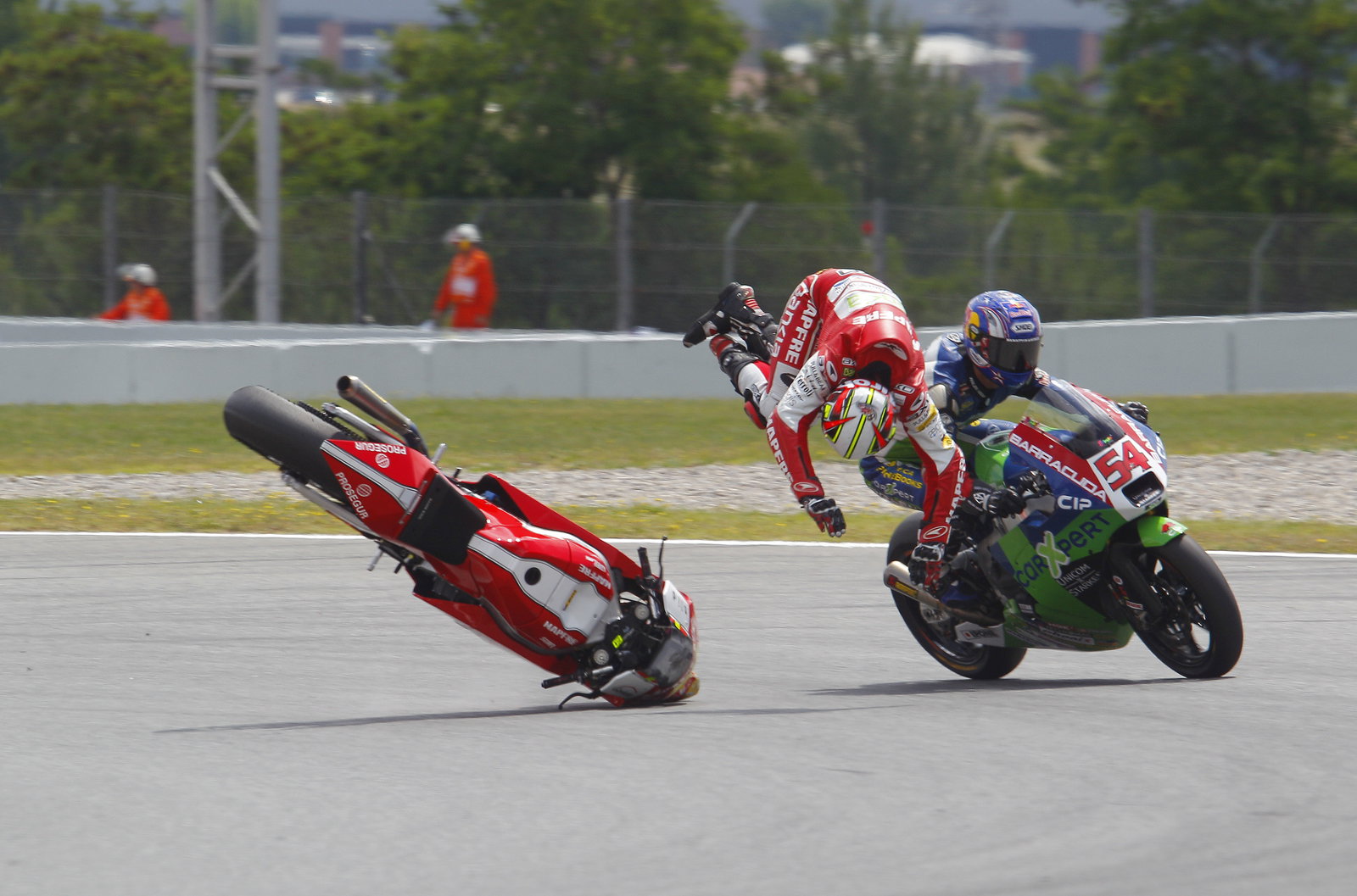 Simon and Sofuoglu crash, Moto2, Catalunya MotoGP 2011