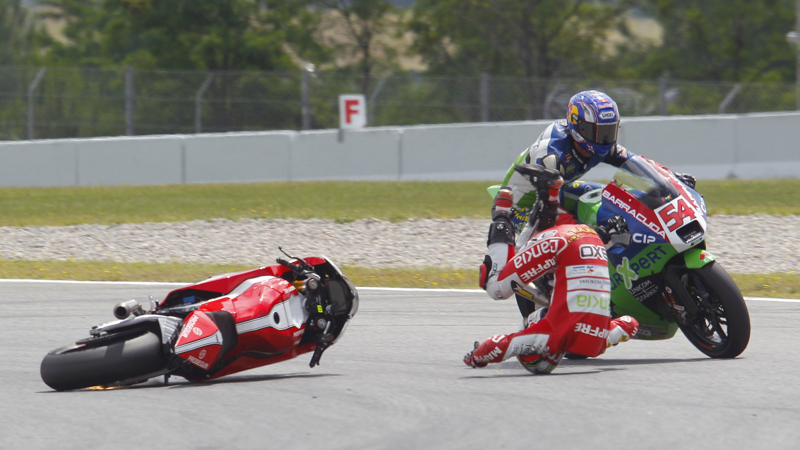 Simon and Sofuoglu crash, Moto2, Catalunya MotoGP 2011