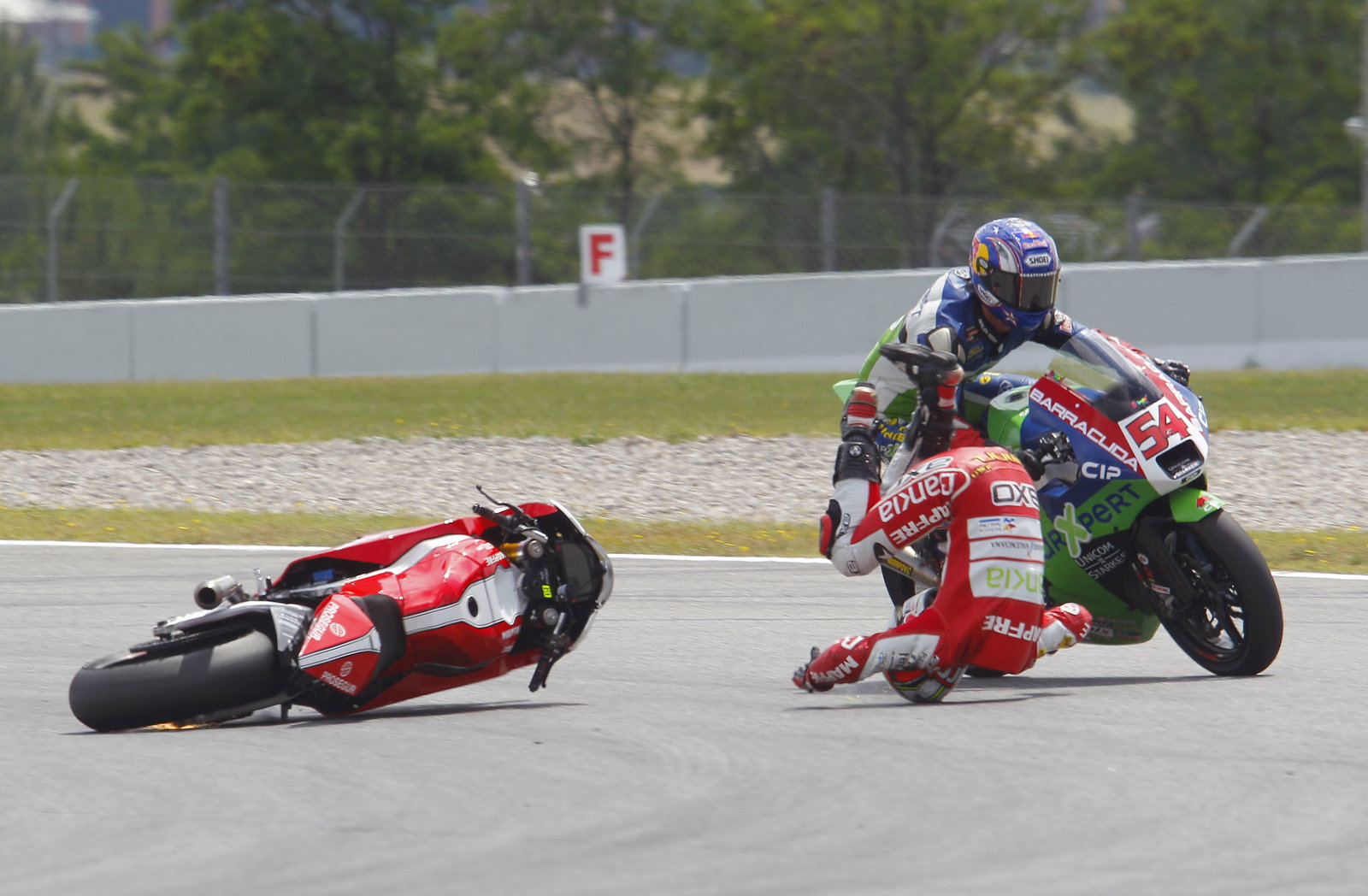 Simon and Sofuoglu crash, Moto2, Catalunya MotoGP 2011