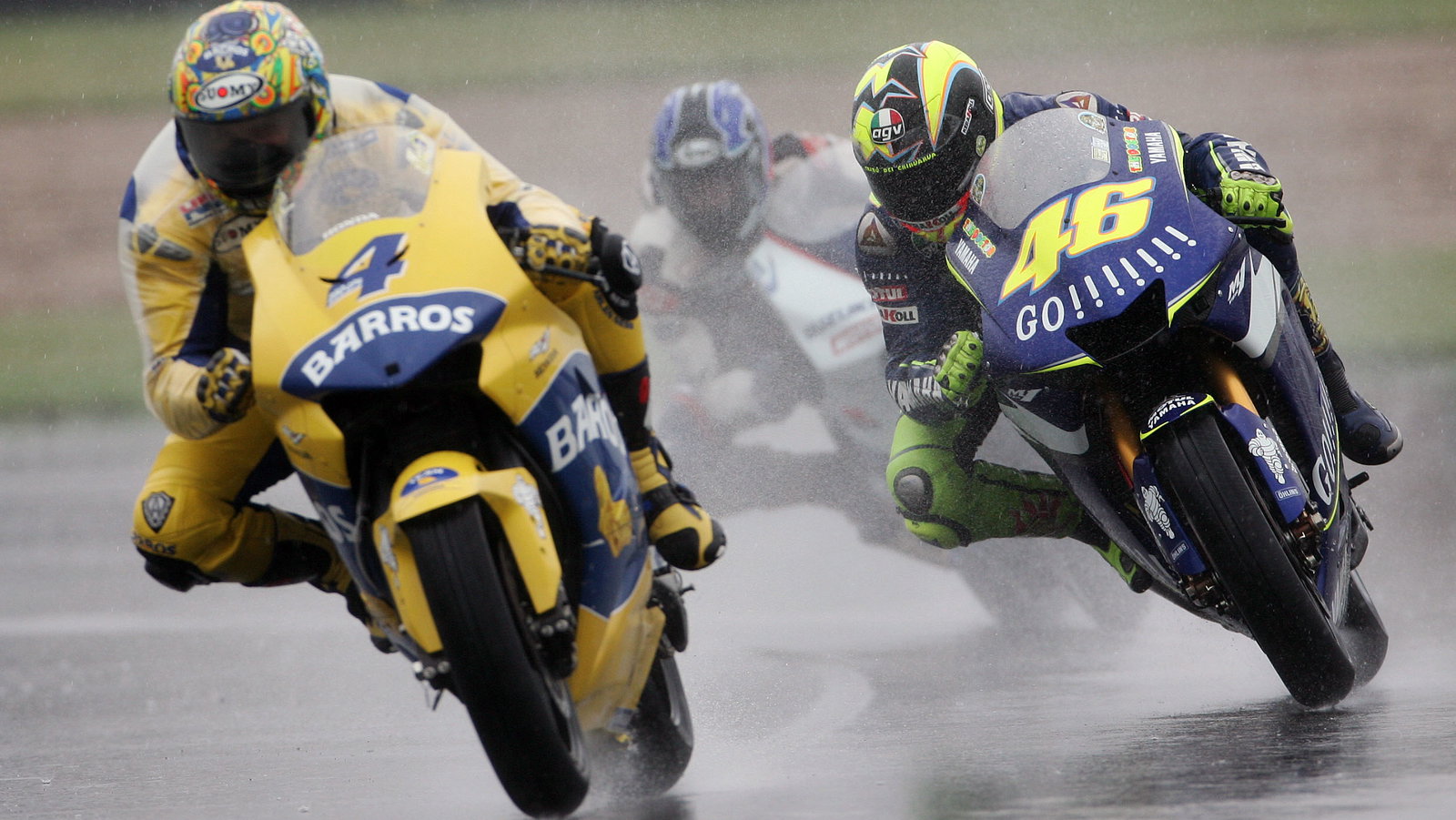 Rossi chasing Barros, Roberts third, British MotoGP Race 2005