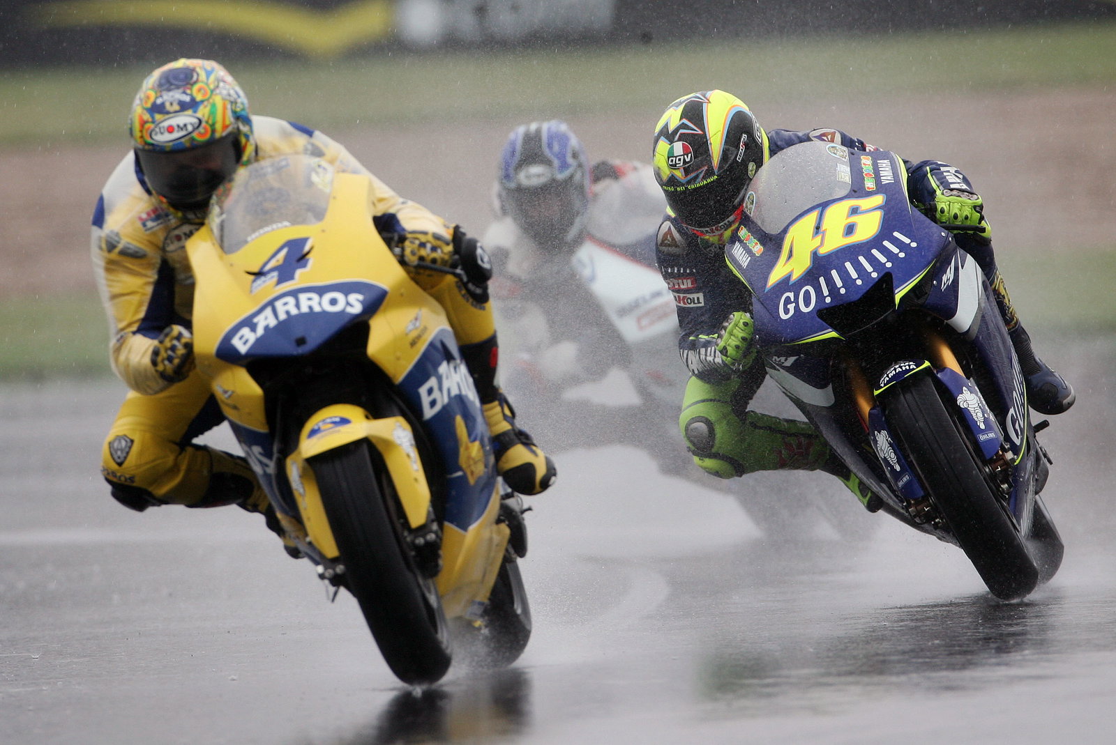 Rossi chasing Barros, Roberts third, British MotoGP Race 2005