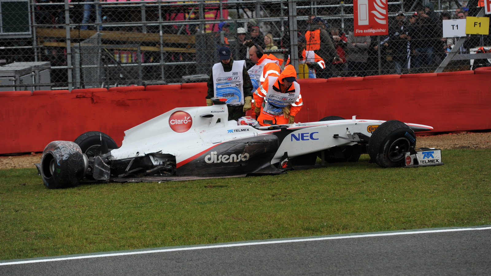 08.07.2011- Friday Practice 1, Crash, Kamui Kobayashi (JAP), Sauber F1 Team C30