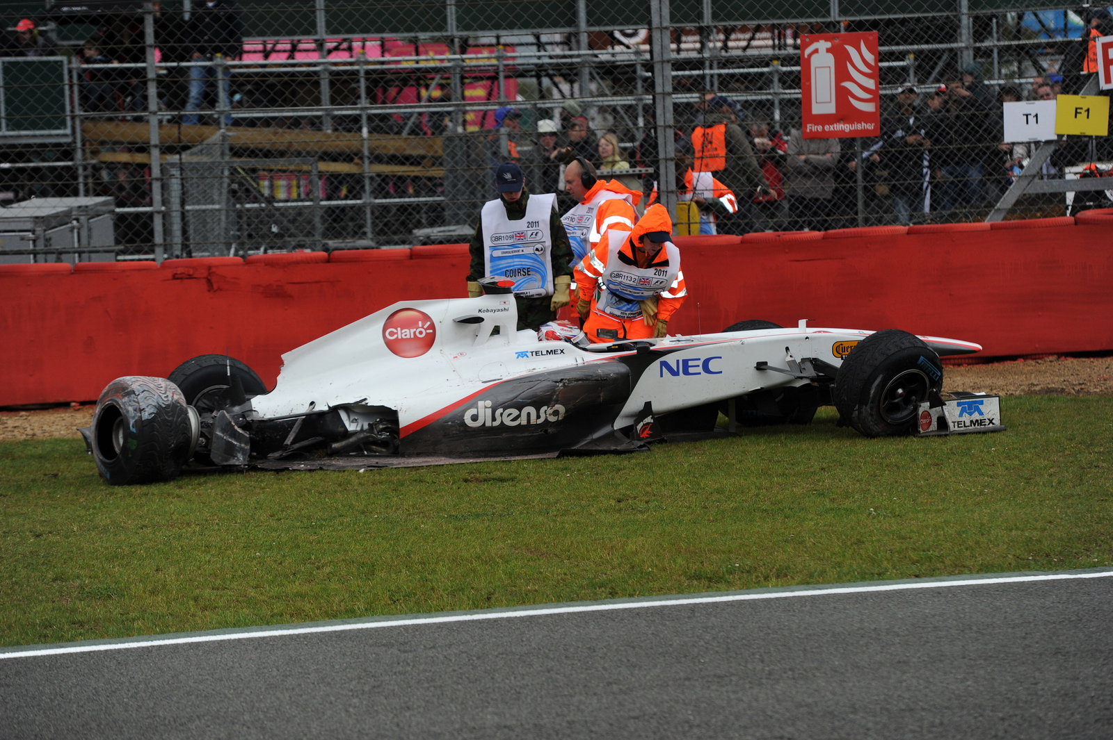 08.07.2011- Friday Practice 1, Crash, Kamui Kobayashi (JAP), Sauber F1 Team C30