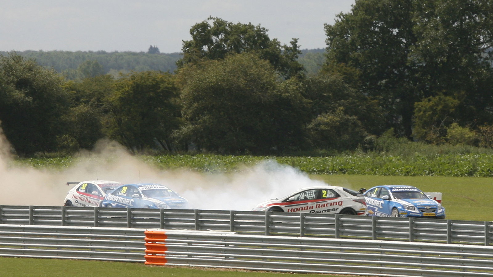 Matt Neal (GBR) Honda Racing Honda Civic and Jason Plato (GBR) RML Chevrolet Chevrolet Cruze crash