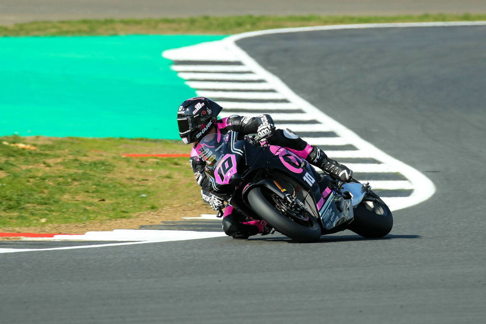 Elliott awarded shock win as Mackenzie penalised for team-mate clash