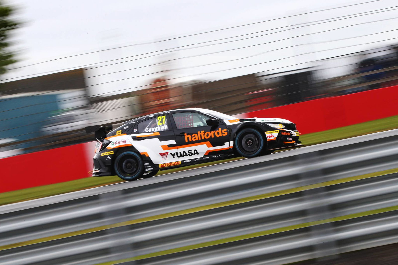 BTCC Thruxton: Sutton quickest ahead of Jordan in greasy FP1
