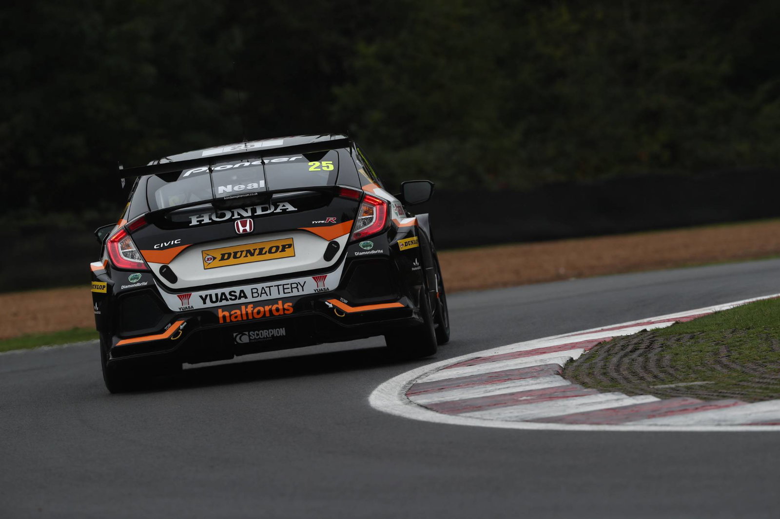 BTCC Brands Hatch GP: Sutton wins race two, Cammish takes BTCC lead