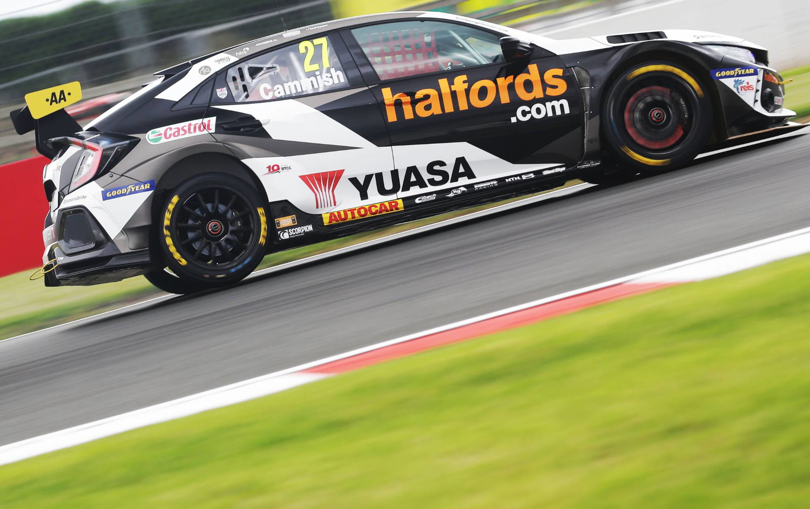 BTCC Thruxton: Cammish fastest in opening practice