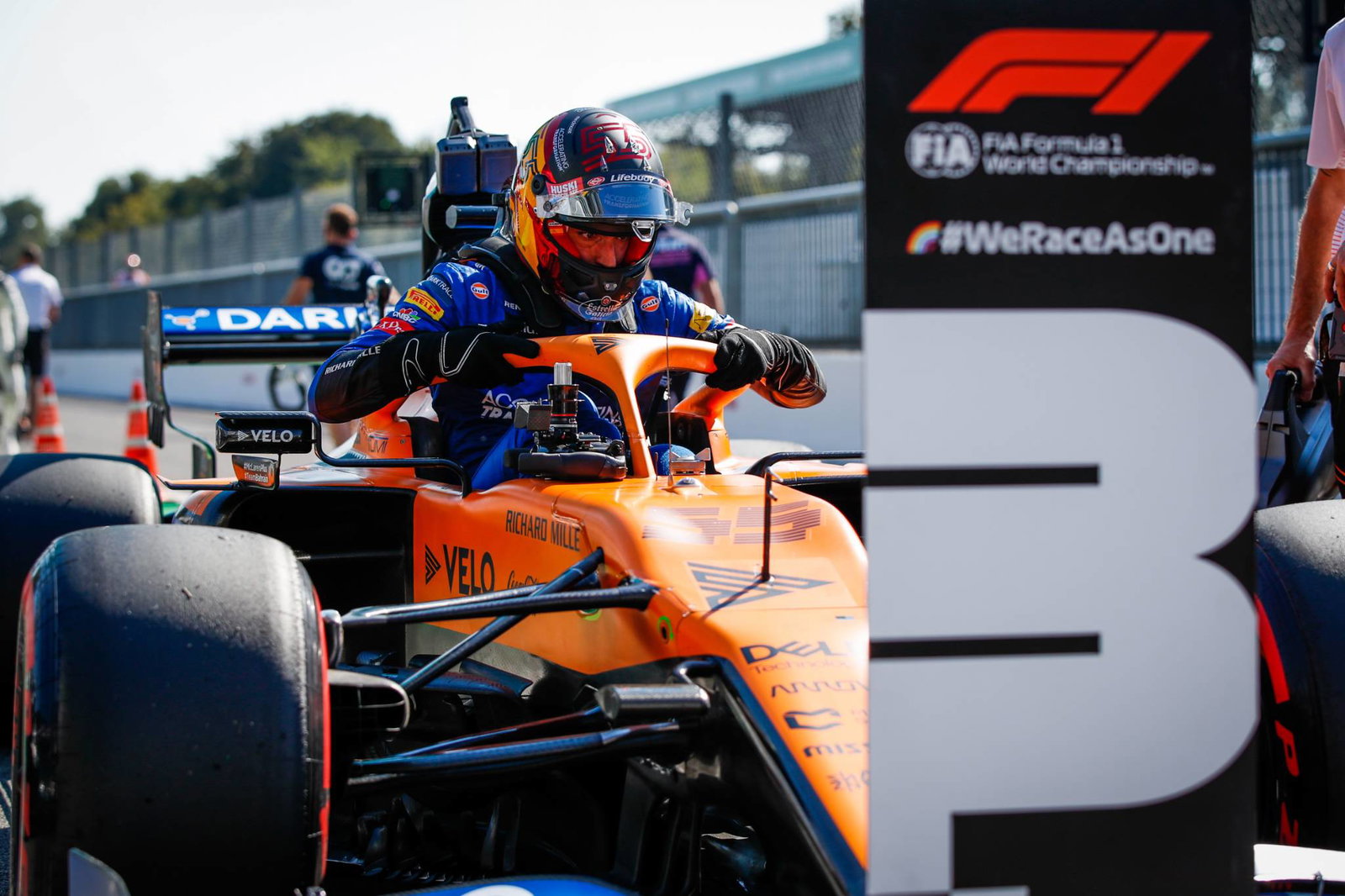 Mengapa McLaren melihat sedikit arti dalam pertarungan F1 yang 'tidak mungkin' dengan Mercedes