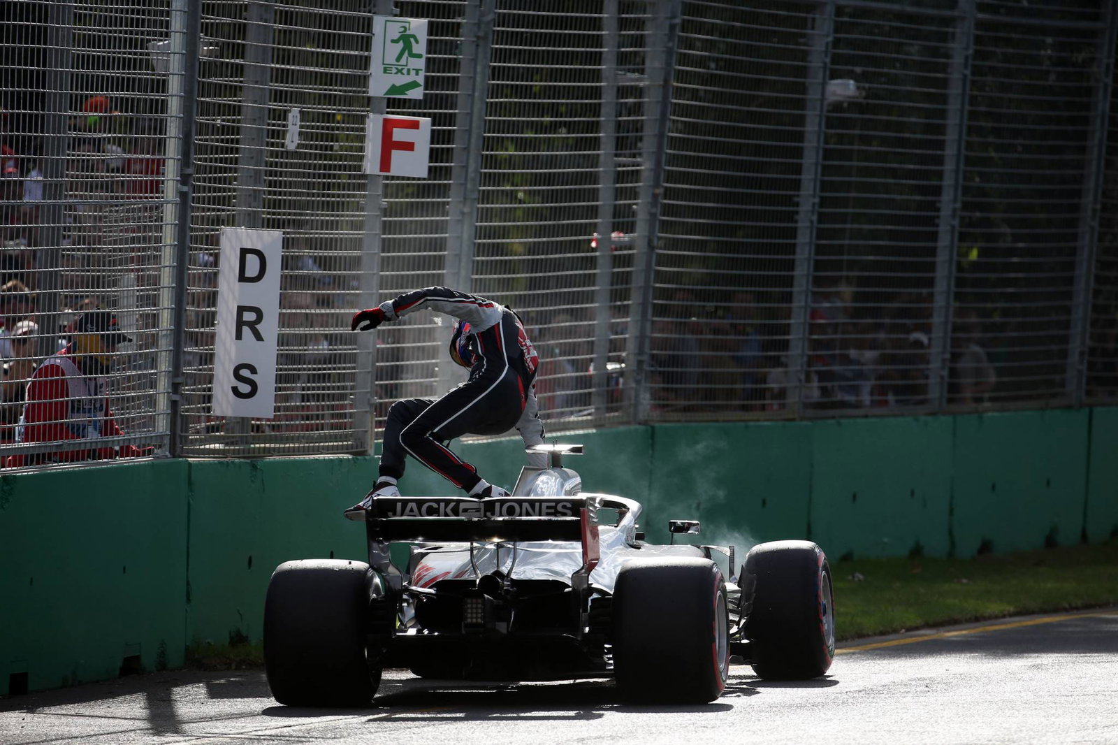 Hamilton predicts Ferrari will be “rapid” in Bahrain