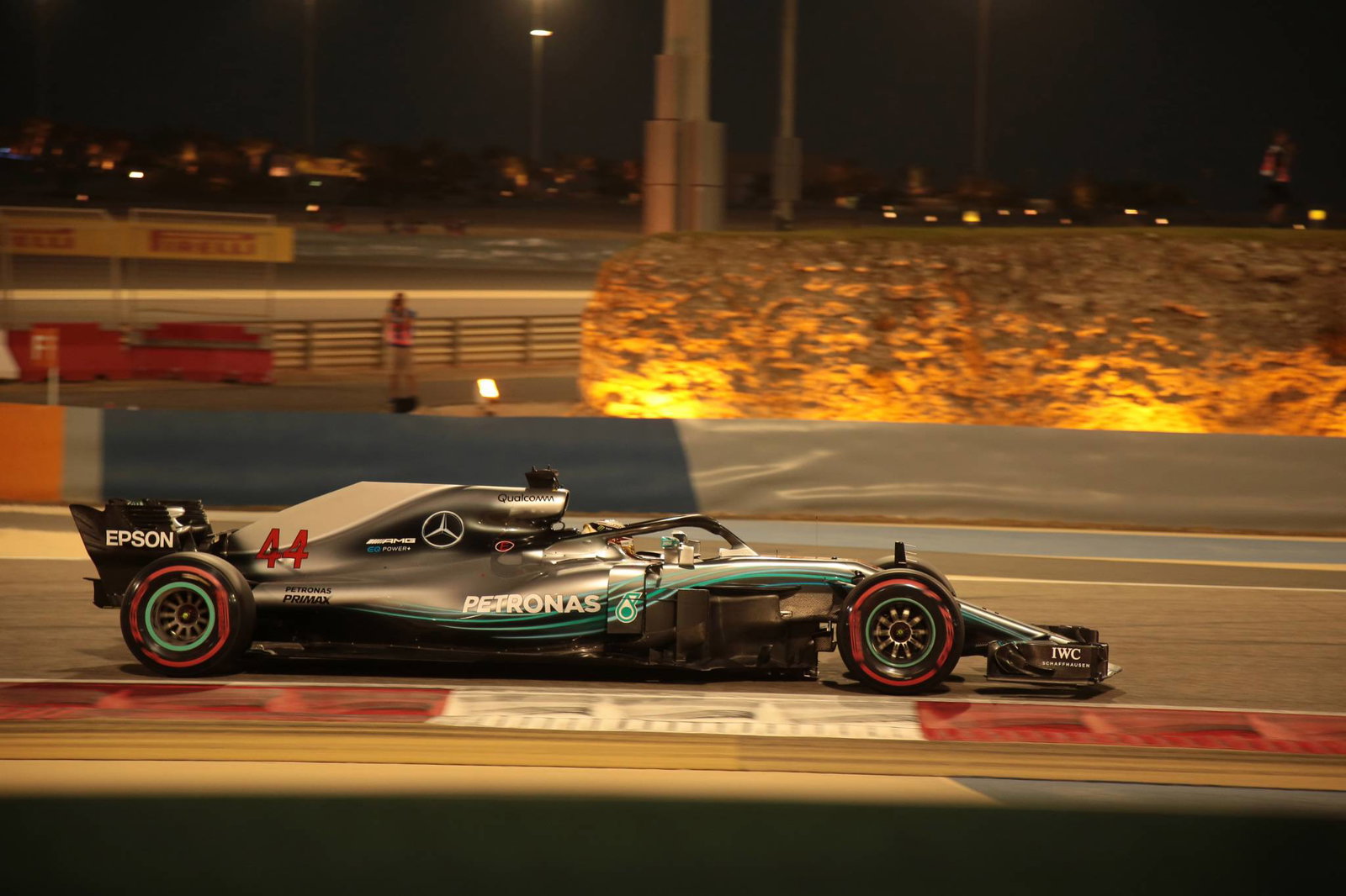 Daniel Ricciardo didorong oleh celah kecil untuk rival F1 Ferrari dan Mercedes