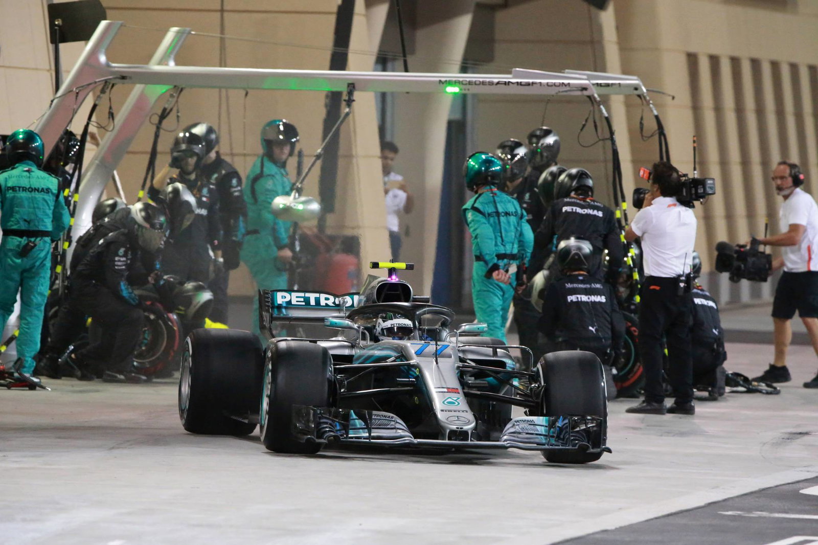 Analisis Balapan F1: Bagaimana Sebastian Vettel lolos dari 'skakmat' Mercedes