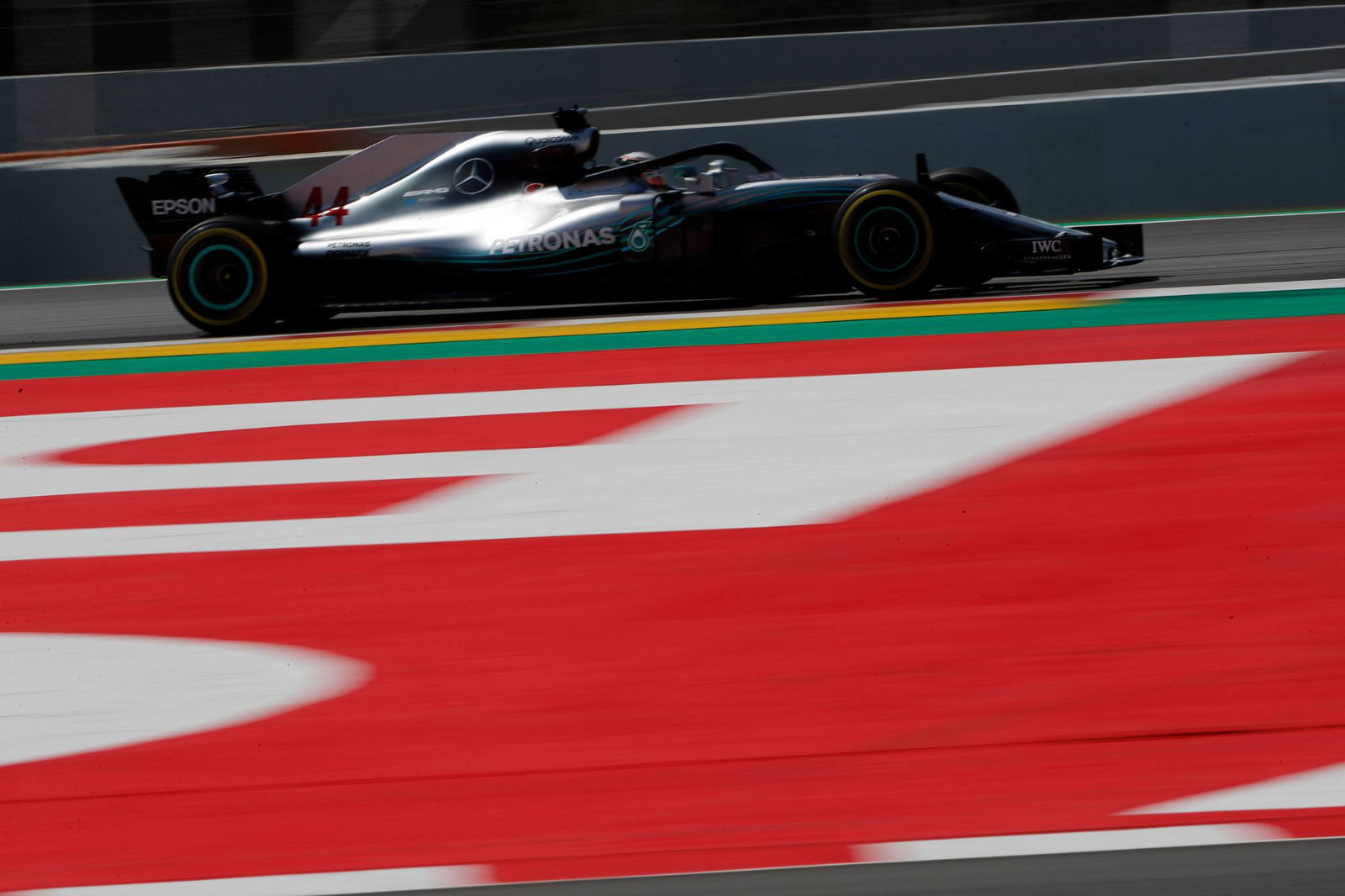 Lewis Hamilton leads Daniel Ricciardo in mistake-ridden FP2 in Spain 