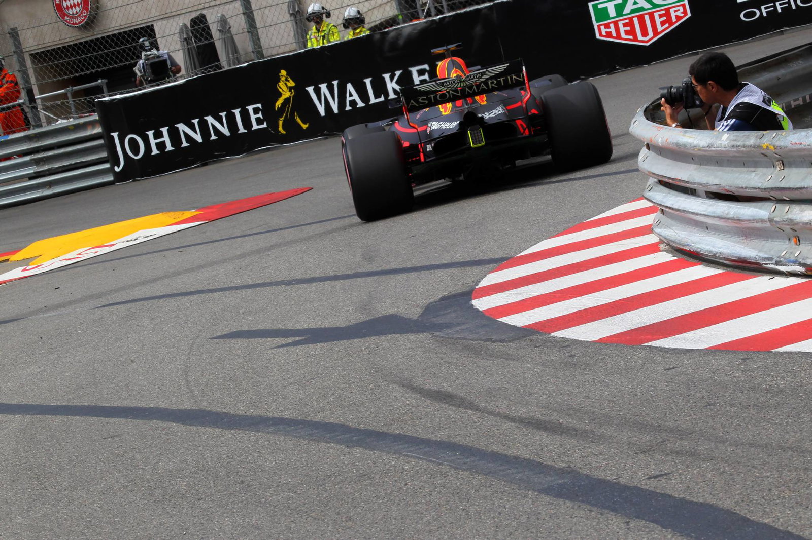 Nico dan Keke Rosberg memperagakan mobil Formula 1 pemenang gelar di Monako