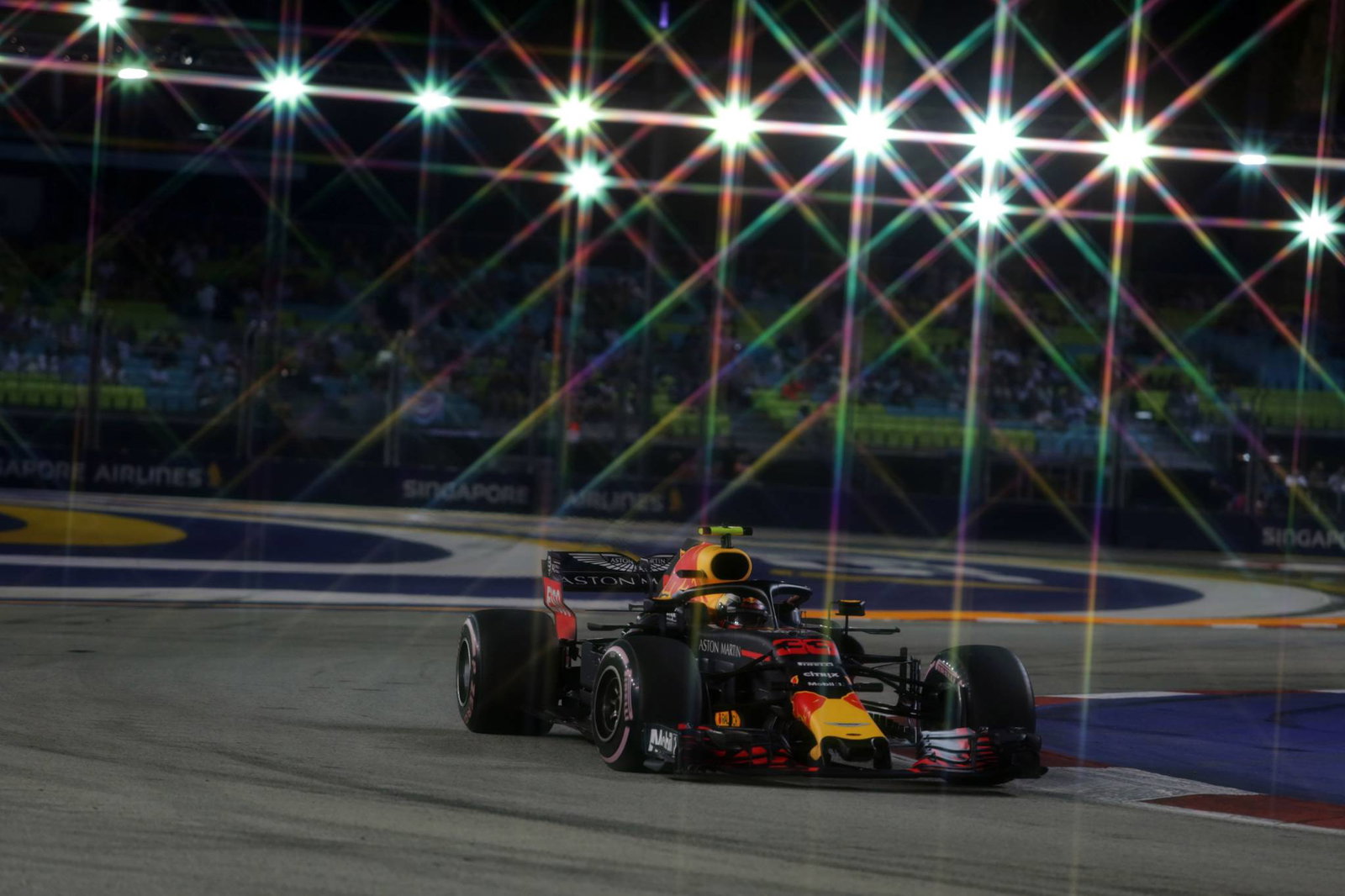 Lewis Hamilton merebut pole GP Singapura setelah tampil cantik di Q3